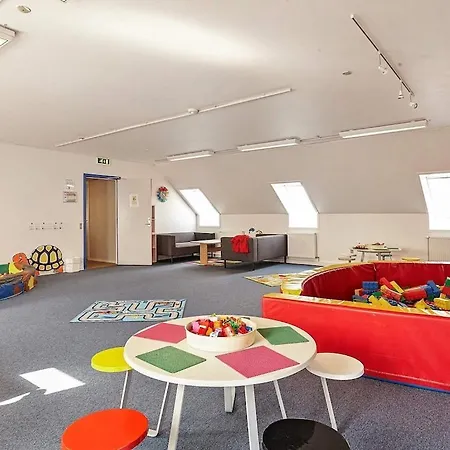 6 Person In Romo-by Traum *